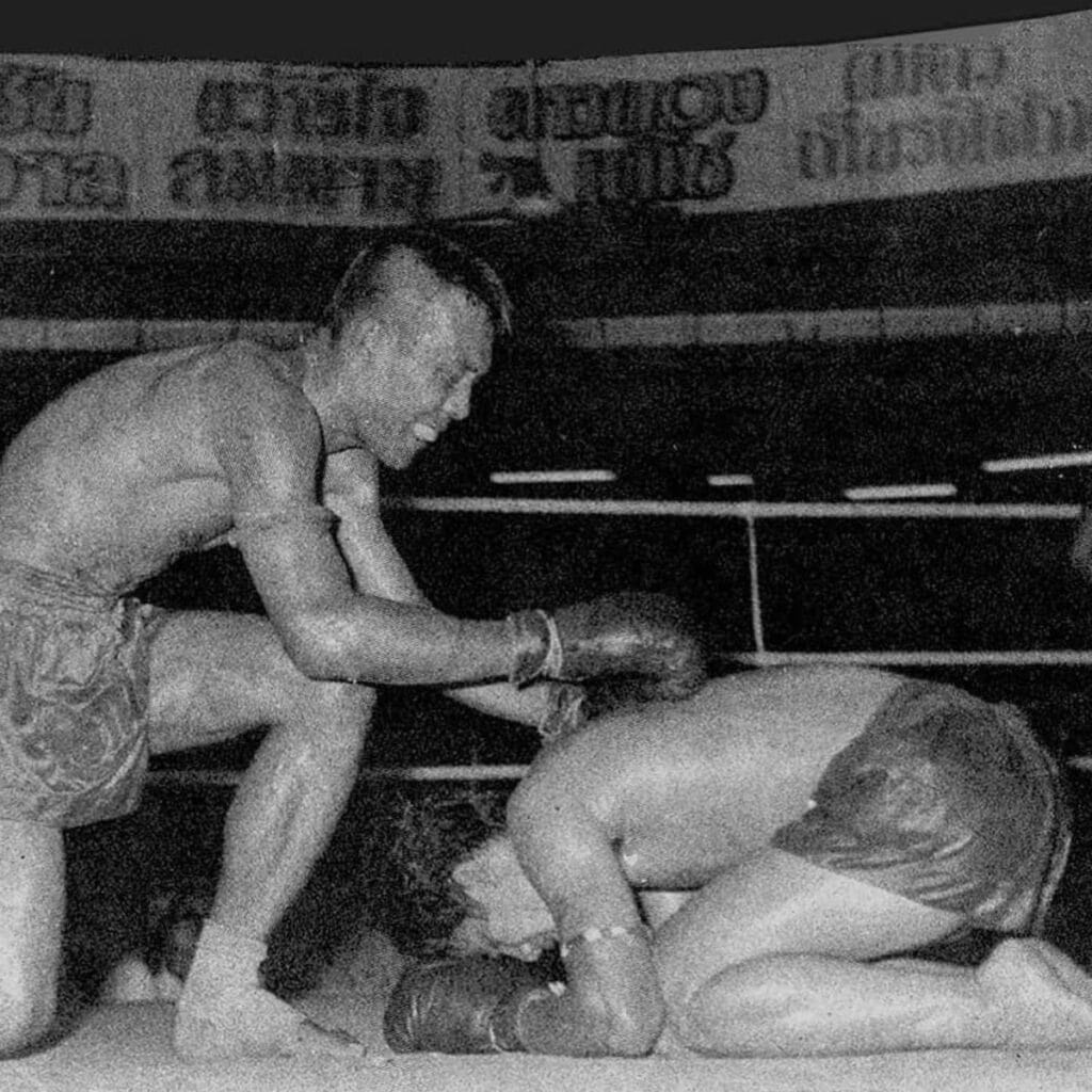 Pudpadnoi Worawut (right) and Apidej Sit Hirun after their fight in 1975