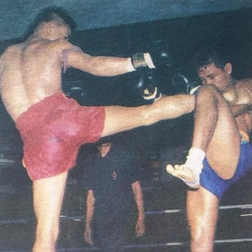 Tongchai Tor Silachai lands a body kick against Chainoi Muangsurin | 1991 - Lumpinee Stadium